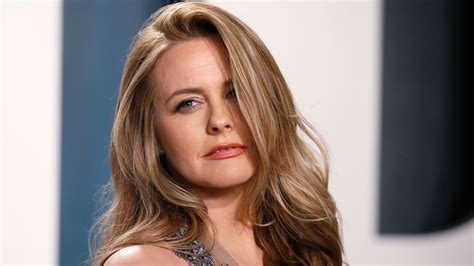 Alicia Silverstone poses completely naked to encourage people。